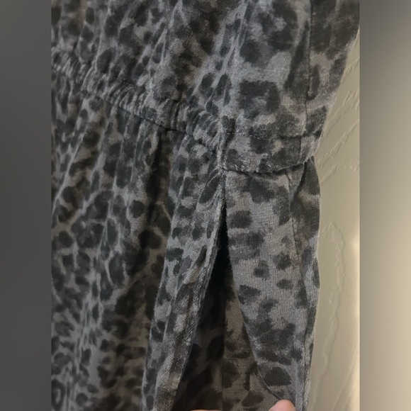🔥💙Old Navy Charcoal leopard print jumpsuit xl - Picture 5 of 7